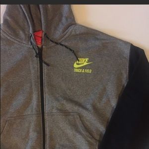 Looking for this cropped Nike jacket! Pls help!